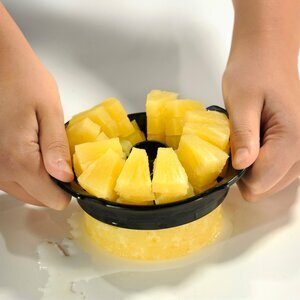 How to use a pineapple slicer