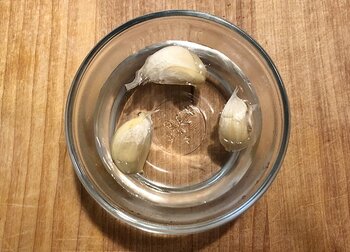 how to easily peel garlic using hot water
