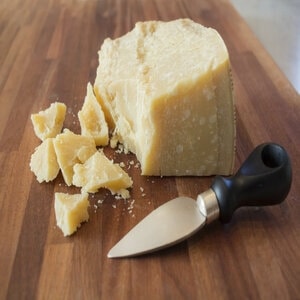 How to cut crumbly cheese