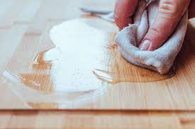 OILING A WOODEN CUTTING BOARD