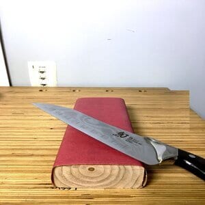 Sharpen knives Using a Sandpaper