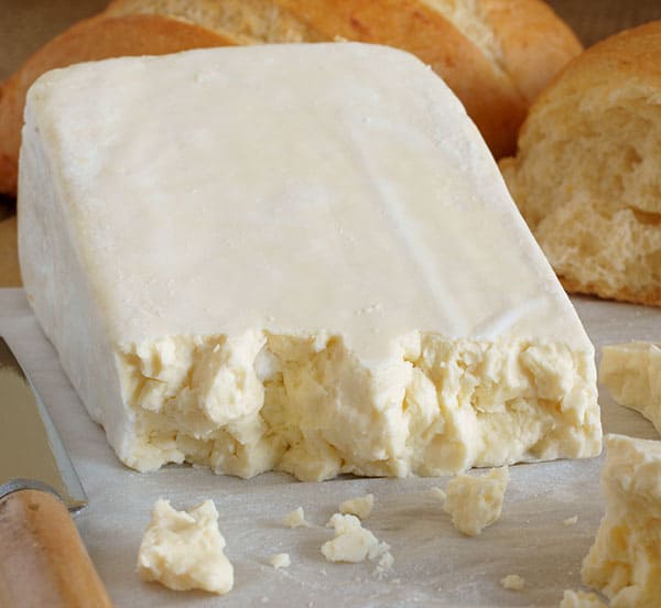 How to cut crumbly cheese