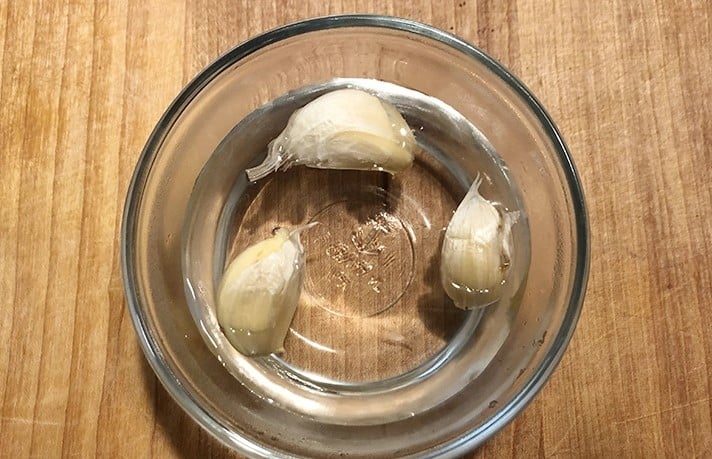 Loosen garlic in Hot Water