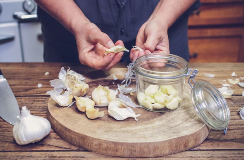 how to peel garlic using a jar