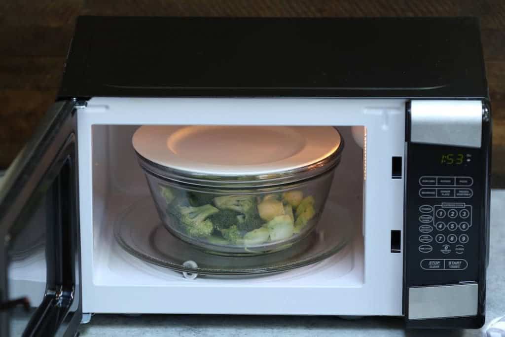 How to microwave broccoli?